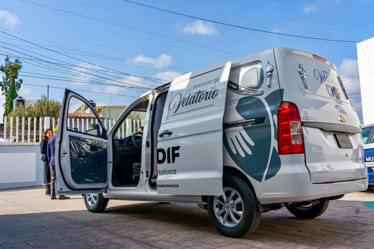 Nueva carroza funebre del DIF Toluca.