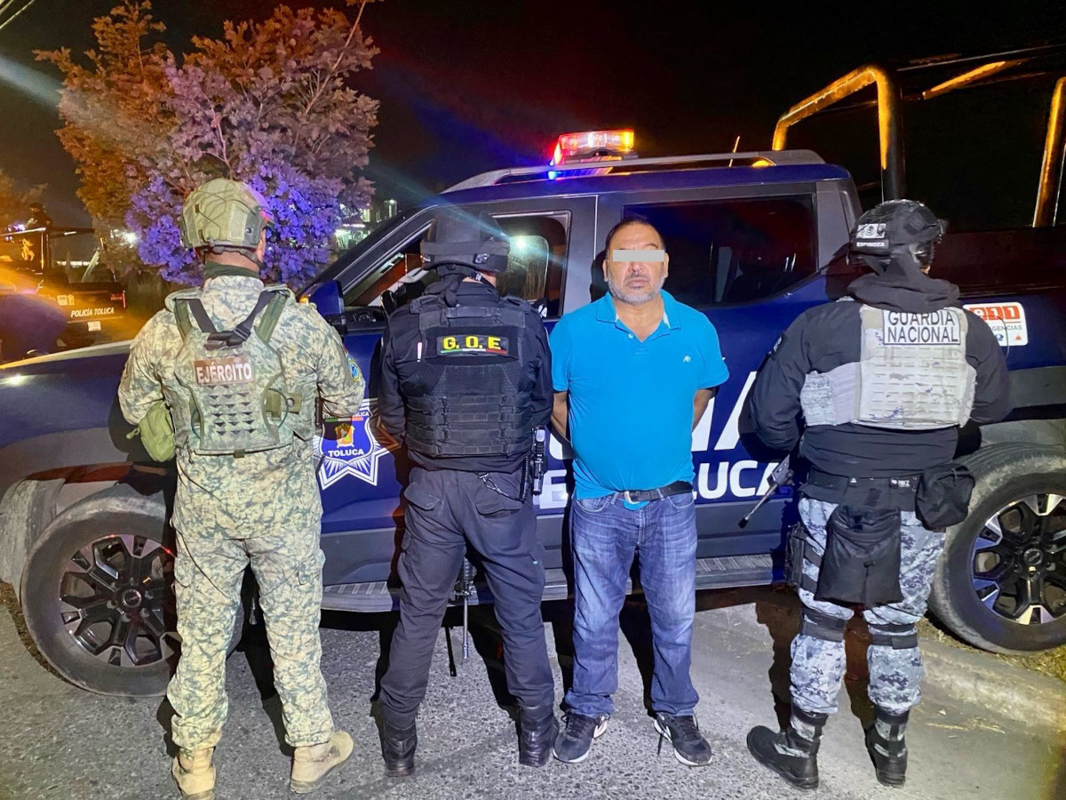 Capturan en Toluca a conductor de “patrulla pirata” que circulaba con equipo policial falso