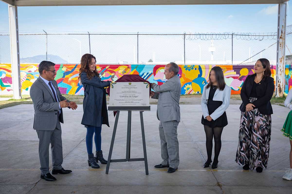 Comunidad de la Prepa 5 de la UAEMéx da vida al mural “Colmena de Fuego”