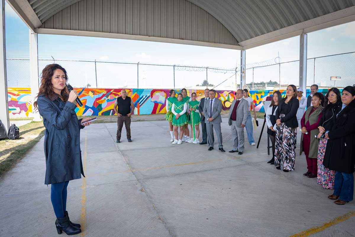 Comunidad de la UAEMéx de la prepa 5 hace mural "Colmena de Fuego".