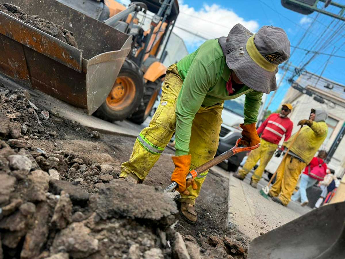 El gobierno de Toluca continúa bacheo intenso en la ciudad.