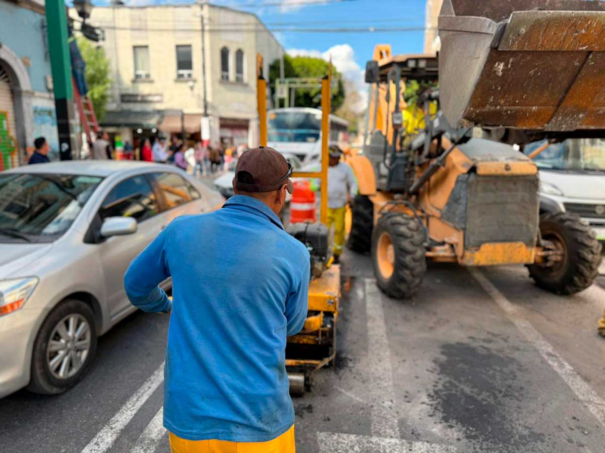 El gobierno de Toluca continúa bacheo intenso en la ciudad.
