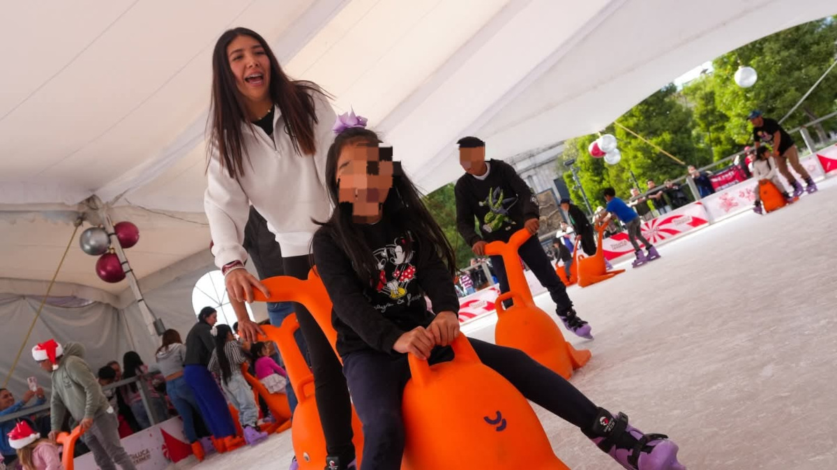Disfrutan miles de toluqueños la Navidad sobre hielo con la pista gratuita