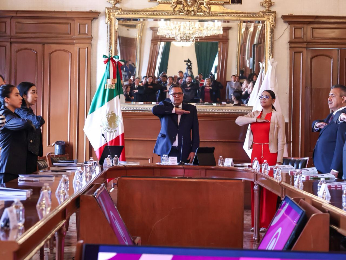 Ricardo Moreno entrega su informe al cabildo.