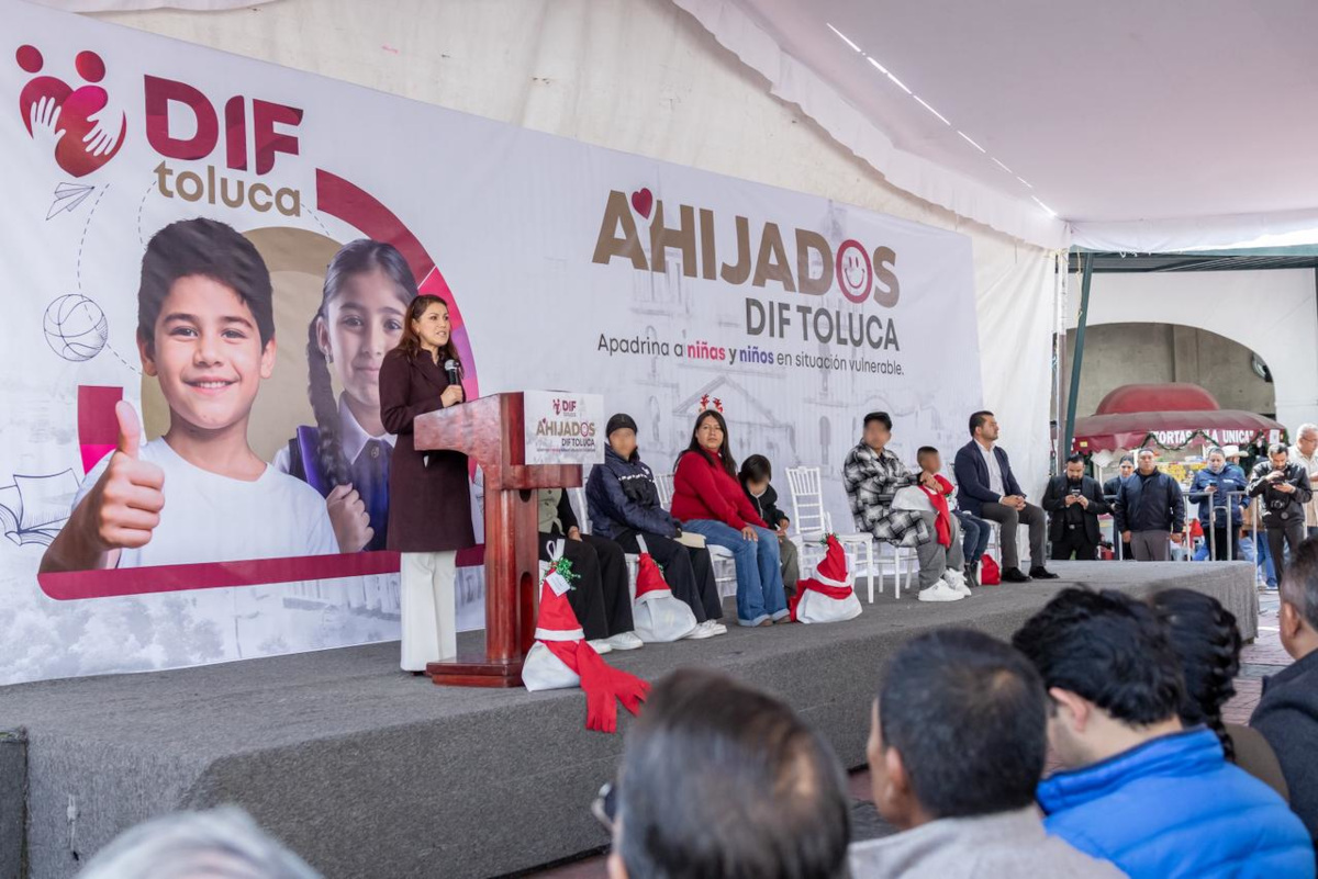 Fortalece DIF Toluca el acompañamiento a la niñez con entrega de regalos navideños a ahijados del Sistema