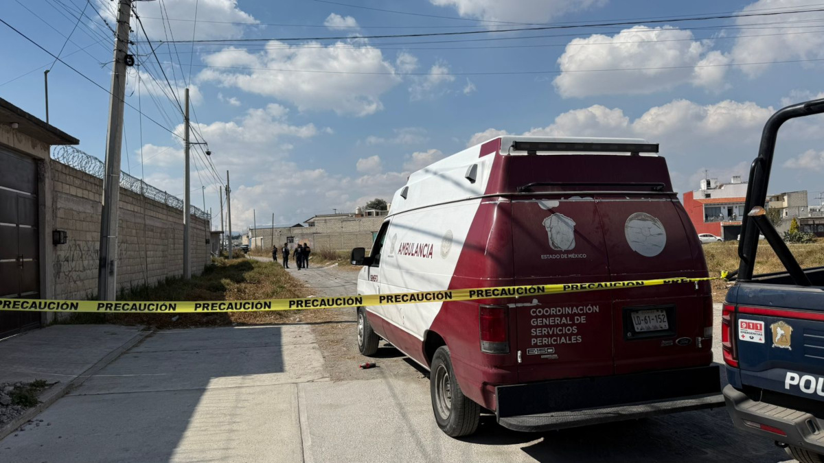 Hallan a hombre sin vida en baldío de Toluca.