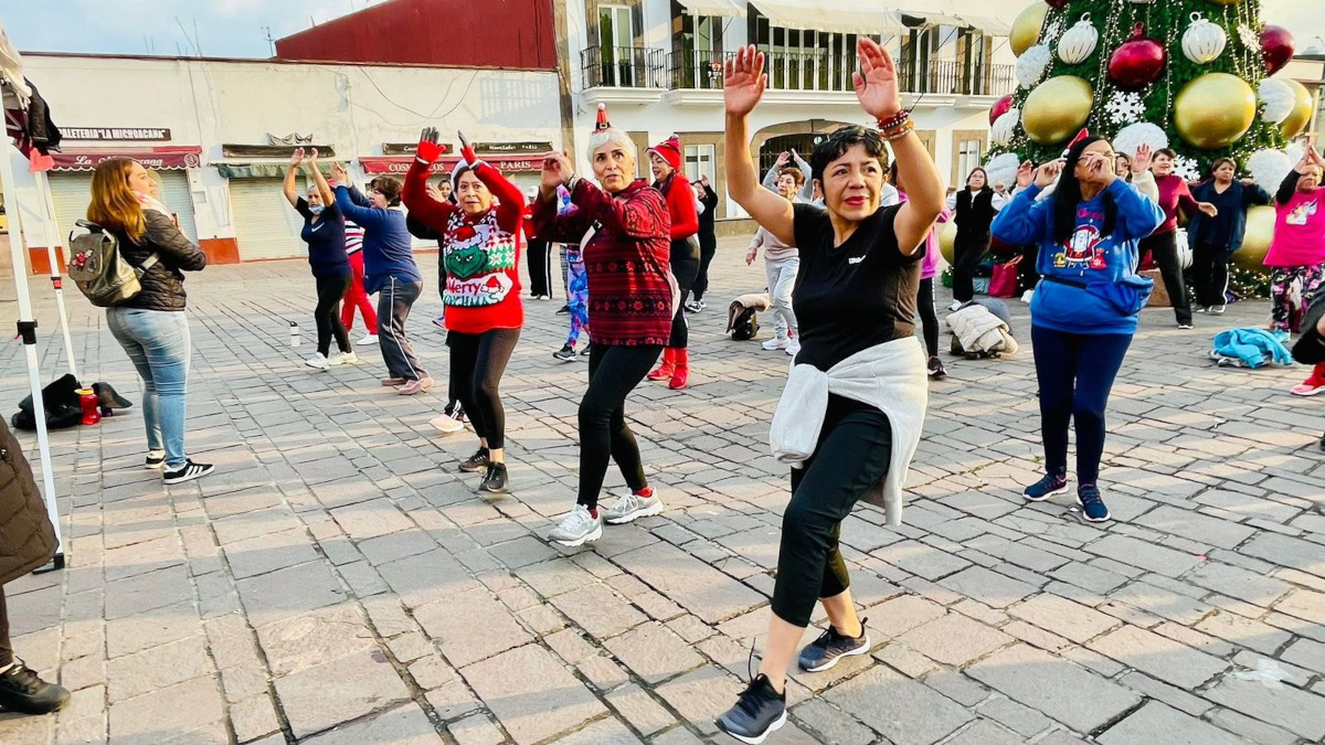 Metepec ofrece mega clase de zumba navideña y activa a más de 300 personas