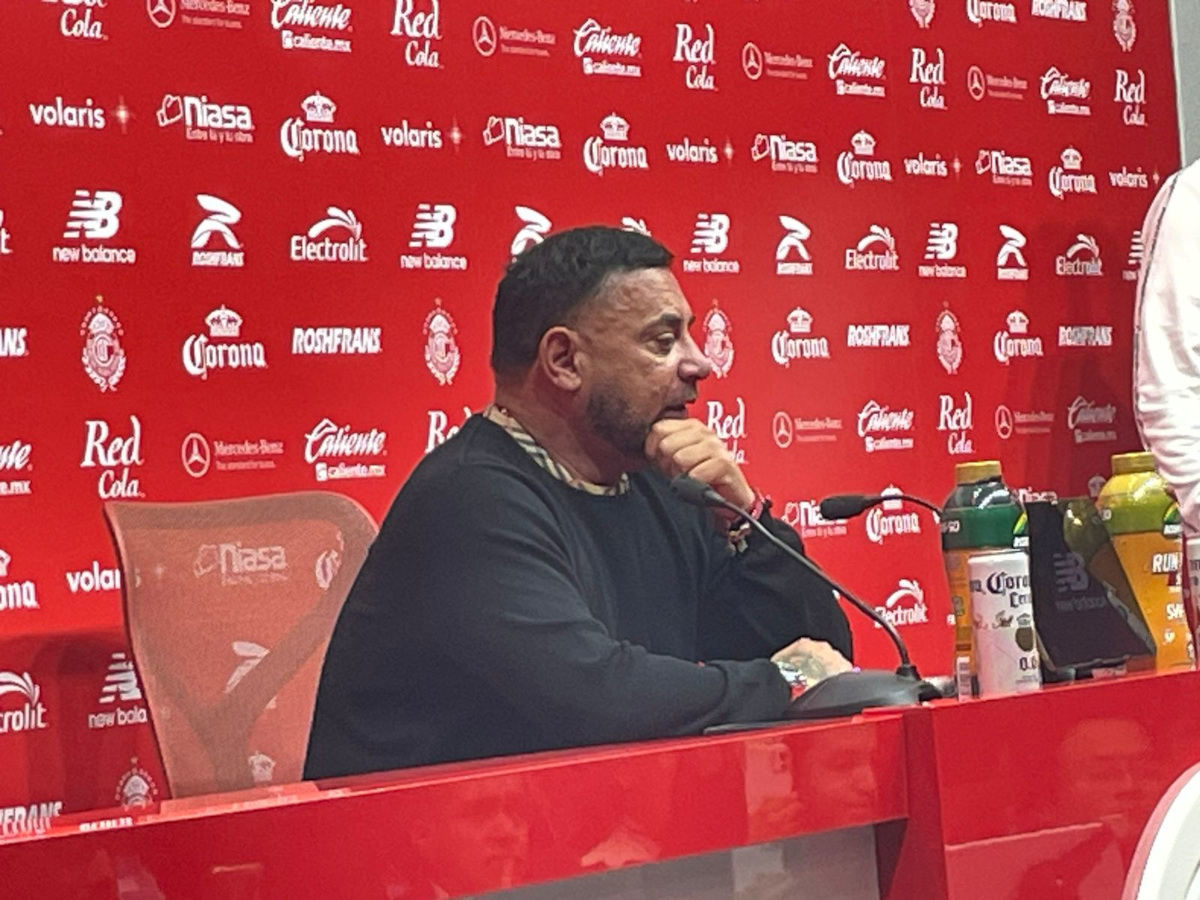 Antonio Mohamed en conferencia de prensa.