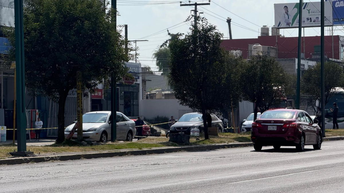 Trailer atropella a motociclista en Toluca.