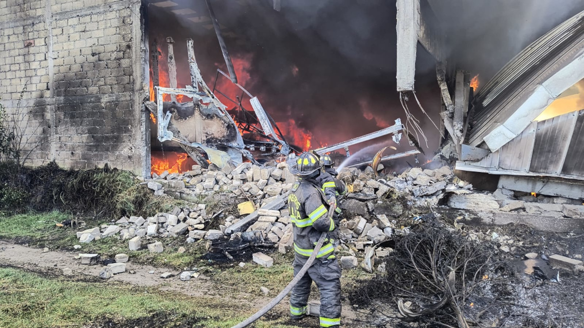 Por desplome de aeronave en San Mateo Atenco, Toluca brinda apoyo con cuerpos de emergencia