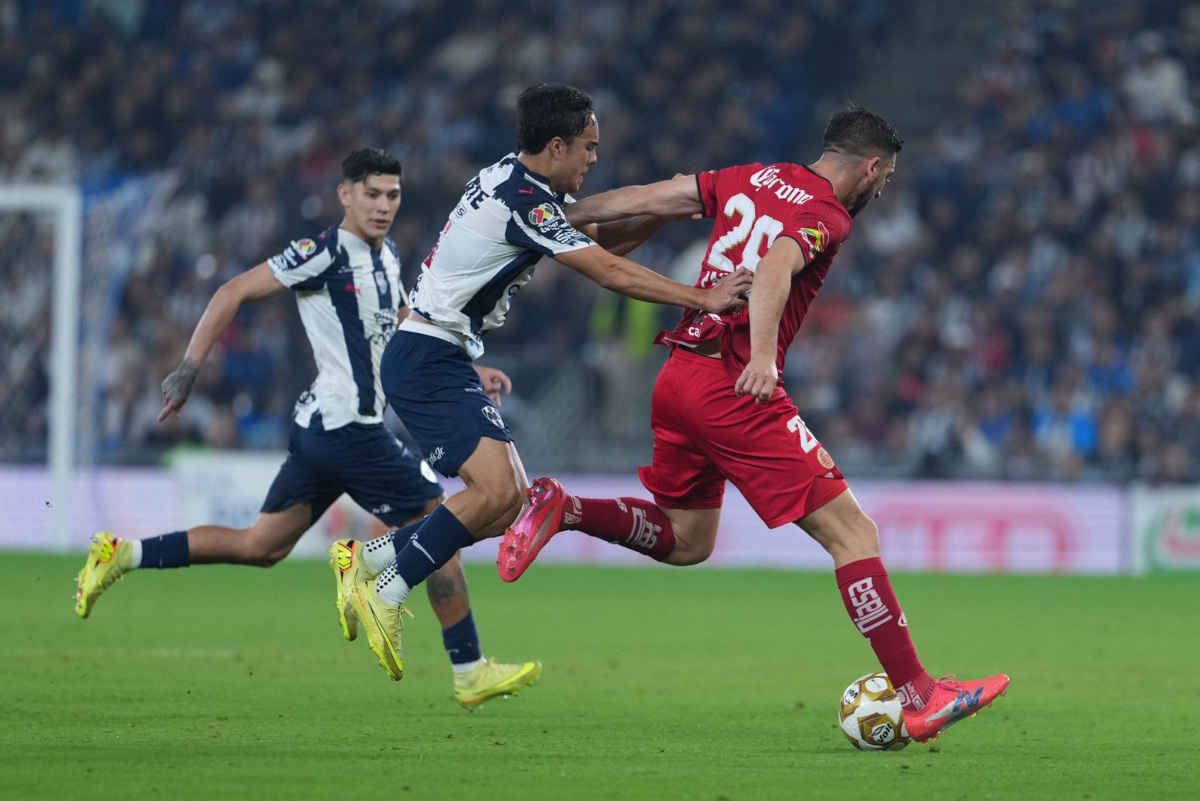 Rayados de Monterrey toma ventaja sobre Toluca en juego de semifinales del Apertura 2025.