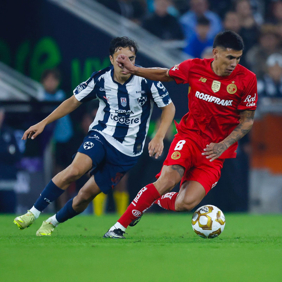 Rayados de Monterrey toma ventaja sobre Toluca en juego de semifinales del Apertura 2025.