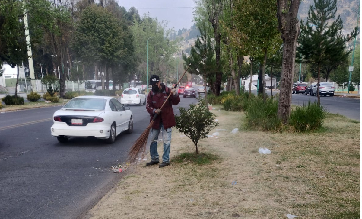 Toluca en brigada de limpiez de residuos en el parque Vicente Guerrero.