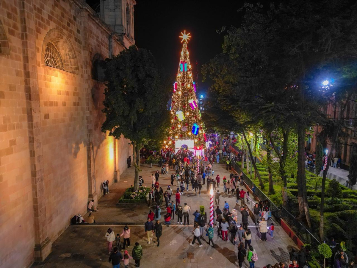 Ricardo Moreno en el encendido del Árbol Navideño de Toluca.