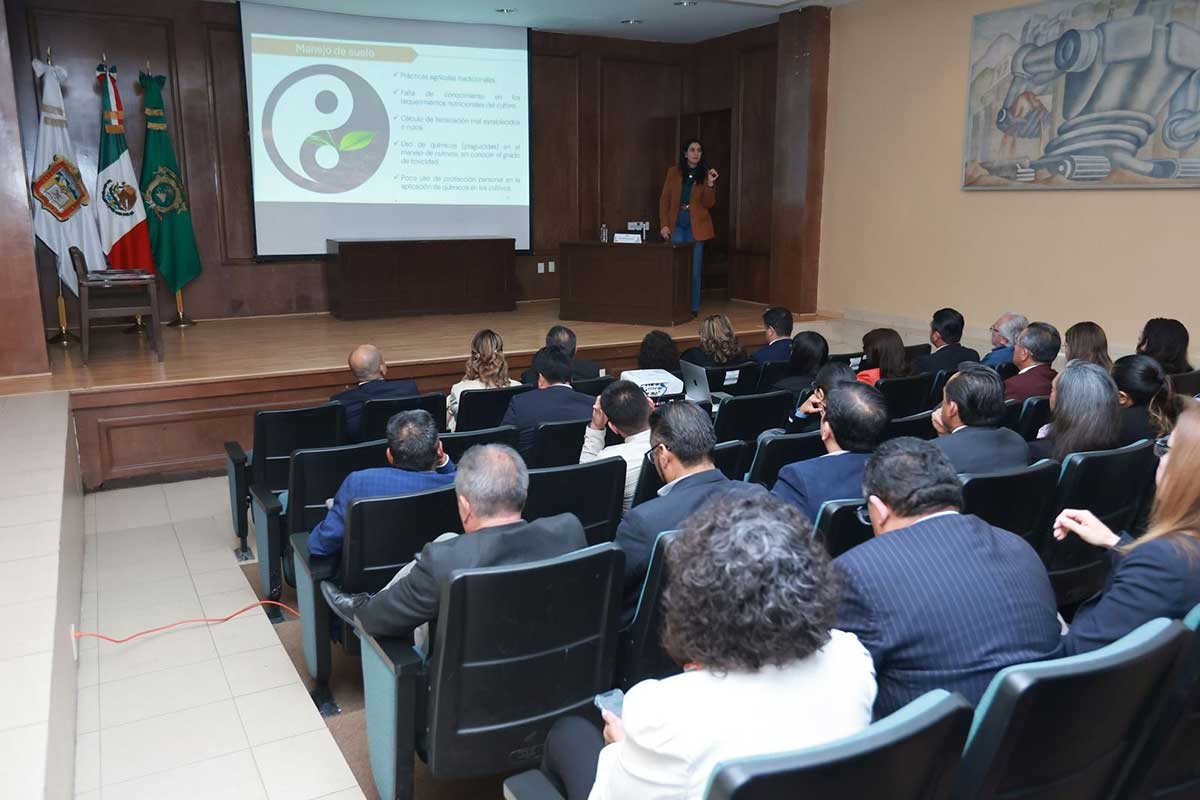 Conferencia sobre agricultura en UAEMéx.