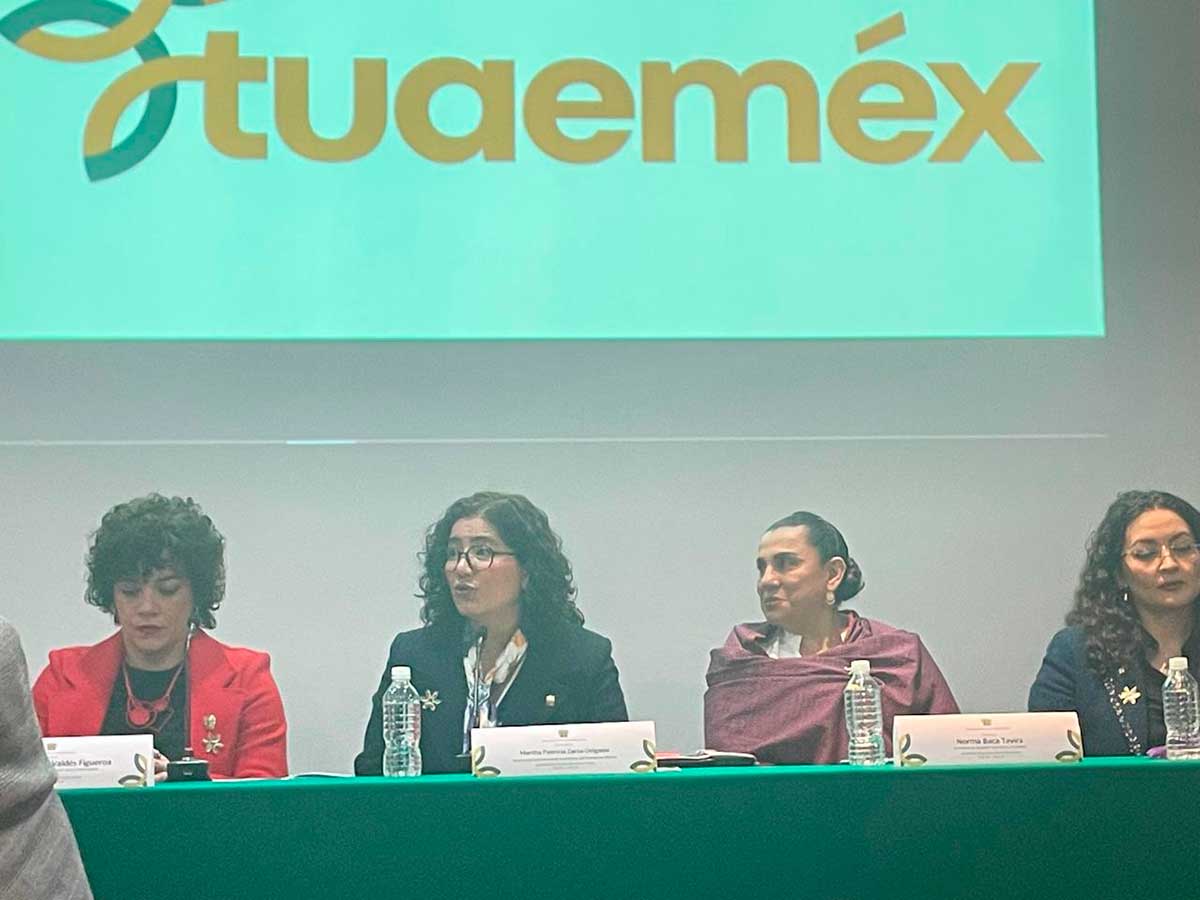 Rectora de la UAEMéx durante conferencia de prensa.