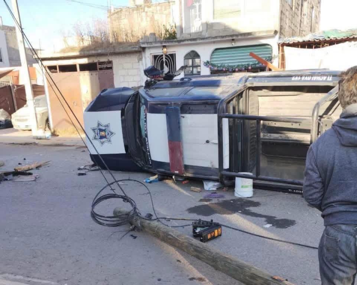 Toluca atiende volcadura de patrulla.