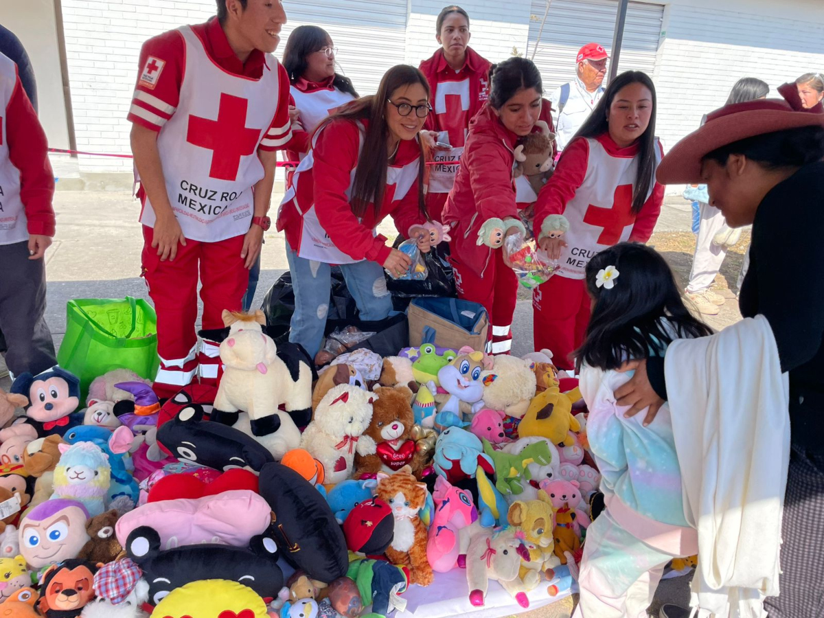 Cruz Roja Toluca festeja el Día de Reyes con niñas y niños de Los Sauces