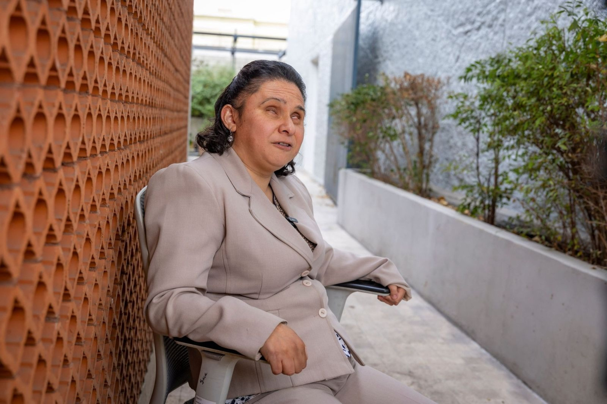 Entre puntos y líneas que transforman vidas: Ana Karen, egresada de la UAEMéx y promotora del braille