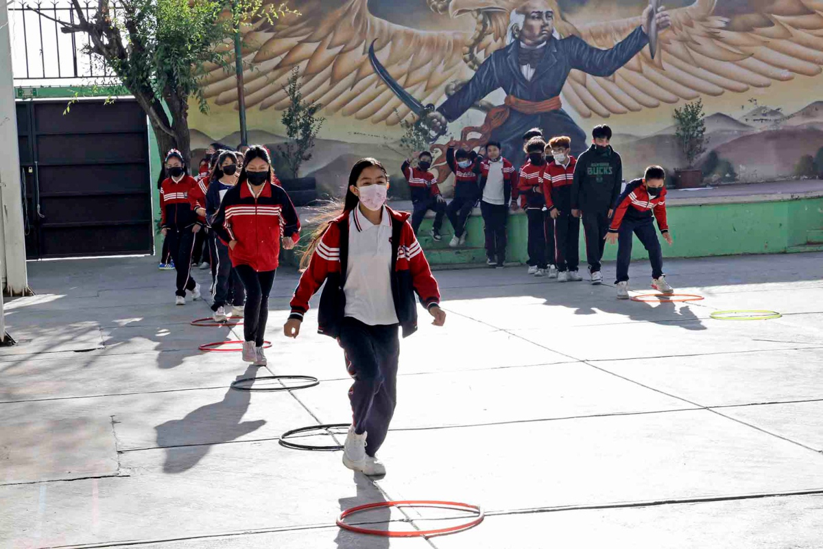 Alumnos en clase de educación física durante bajas temperaturas.