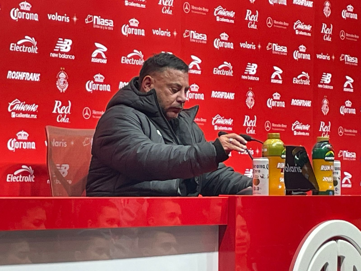 Antonio Mohamed en conferencia de prensa.