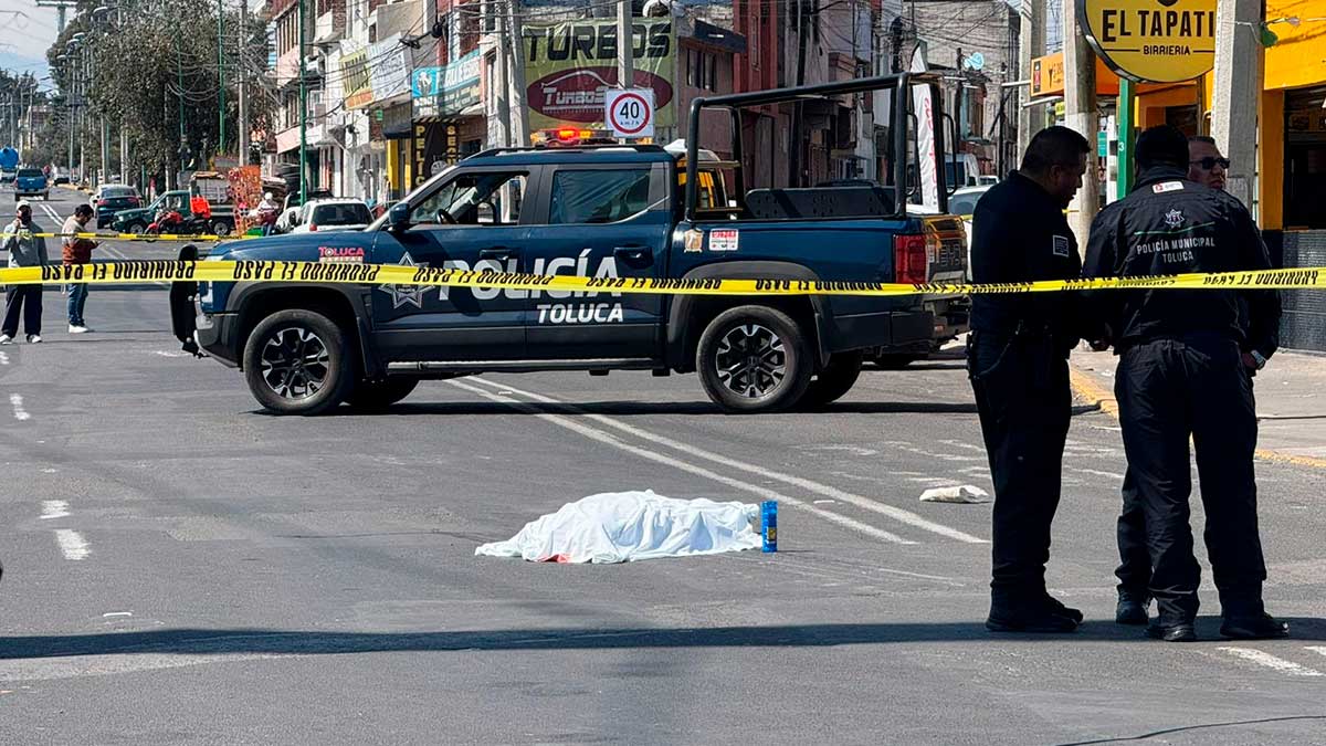Muere adulto mayor atropellado por autobús de pasajeros en Toluca; chofer huyó