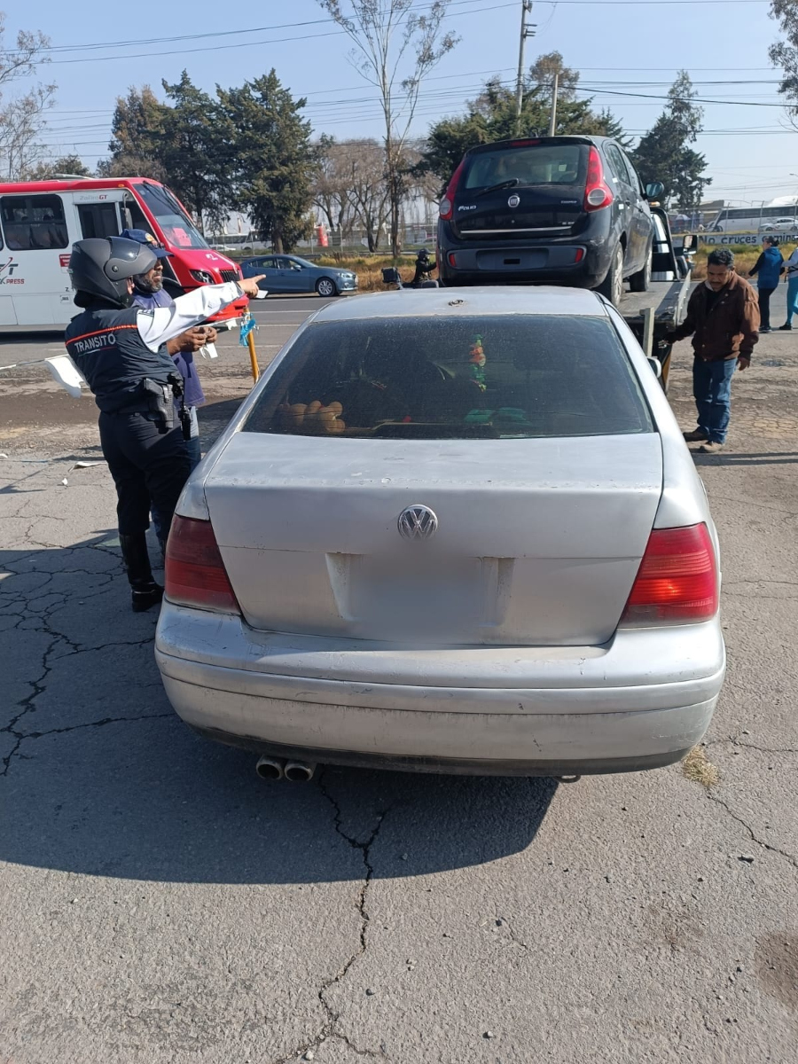 Gobierno de Toluca retira vehículos durante operativo vial.