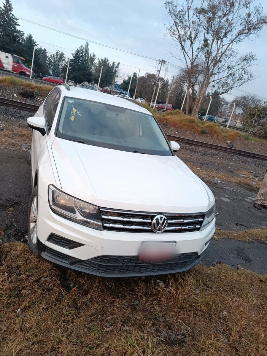 Gobierno de Toluca retira vehículos durante operativo vial.