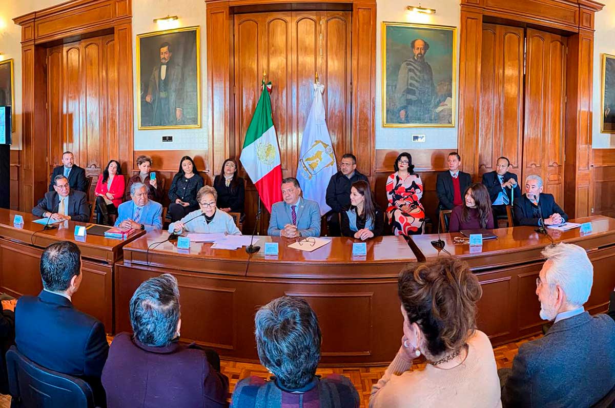 El presidente municpal de Toluca reconoce el legado de Yolanda Sentíiés, primera presidenta municipal de la ciudad.