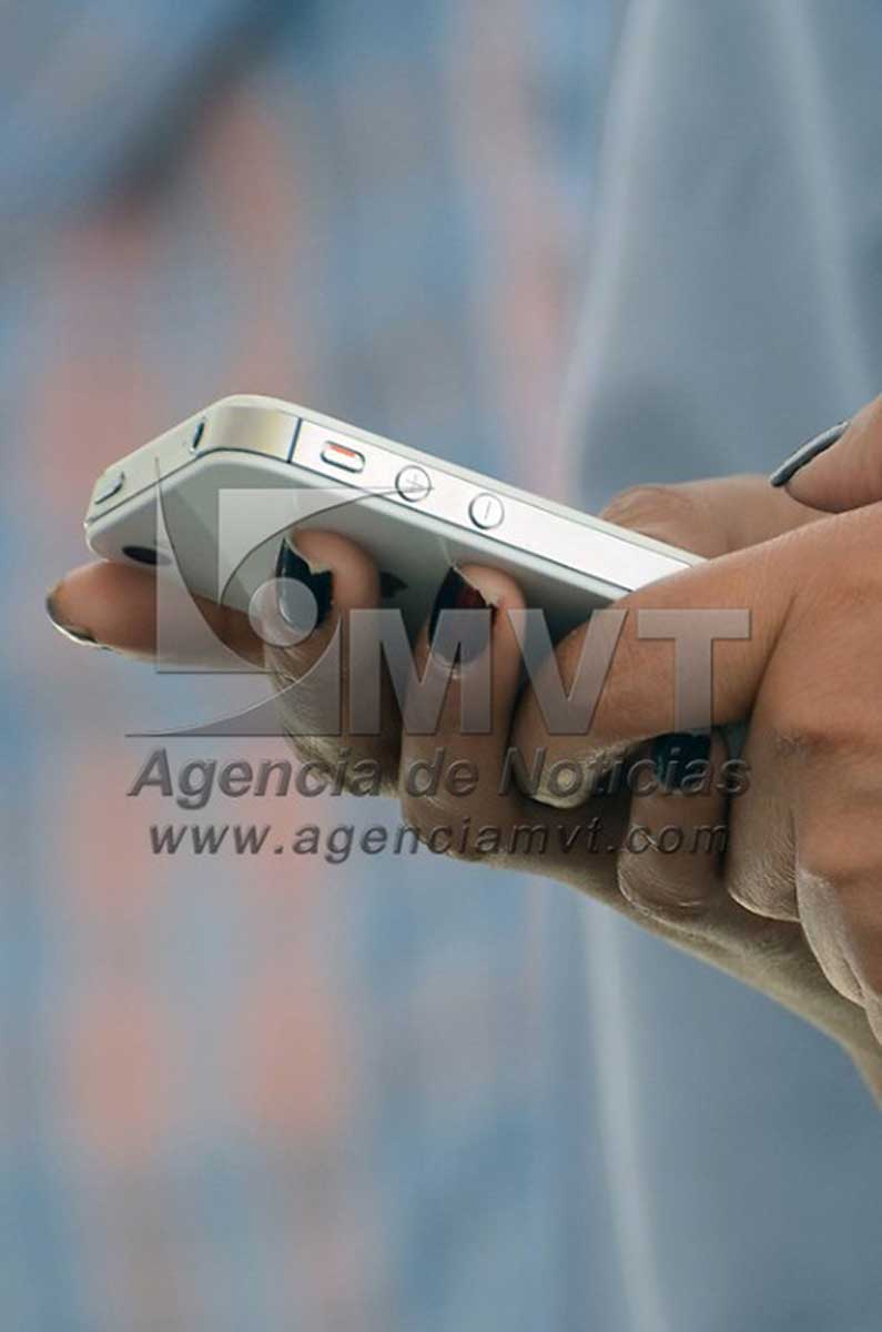 Persona usando el teléfono móvil.