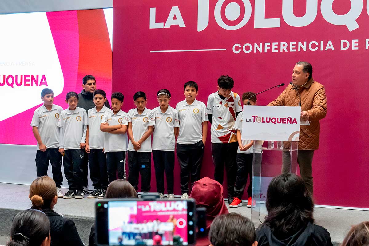 Toluca reconoce a estudiantes deportistas.