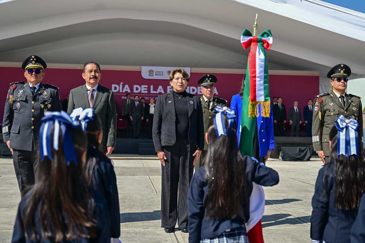 Delfina Gómez durante la ceremonia conmemorativa por el Día de la Bandera.