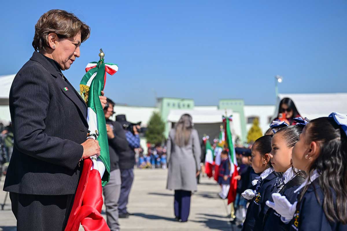 Delfina Gómez encabeza ceremonia por el Día de la Bandera y llama a la unidad nacional