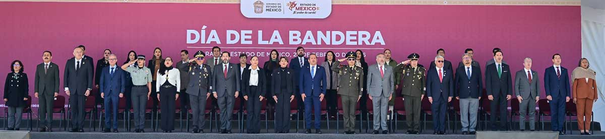 Delfina Gómez durante la ceremonia conmemorativa por el Día de la Bandera.