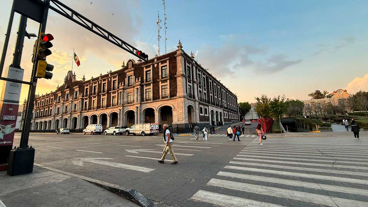 Desalojan Palacio de Gobierno del Estado de México por presunta emergencia