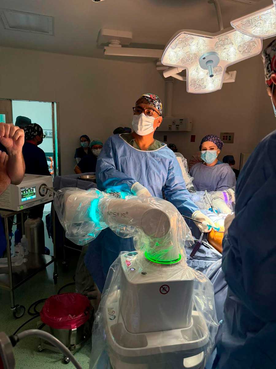 Gobierno del Estado de México realiza primera cirugía con robot.