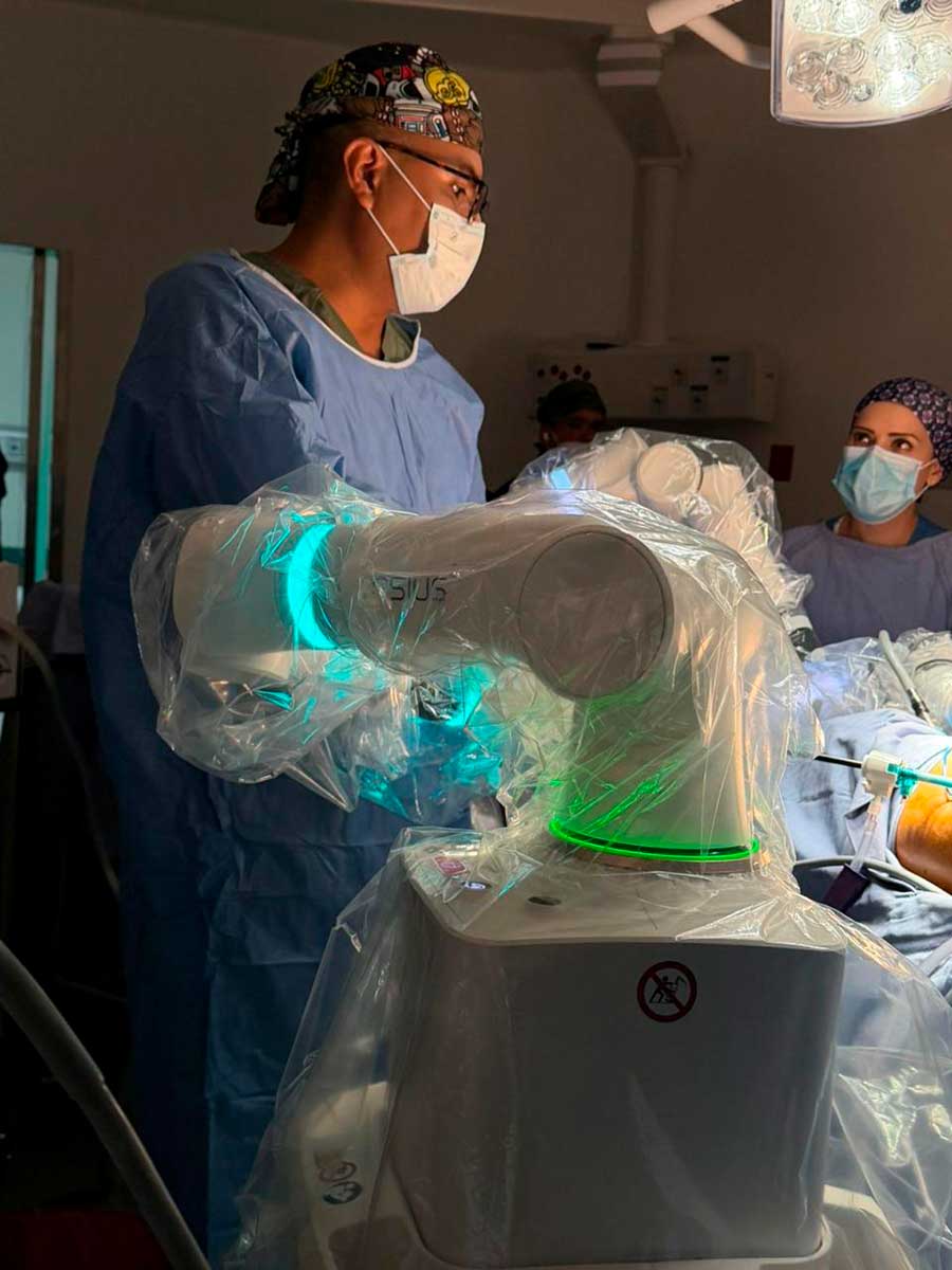 Gobierno del Estado de México realiza primera cirugía con robot.