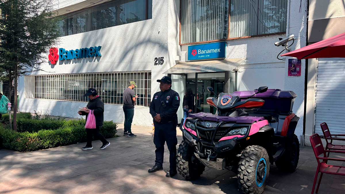 Toluca implementa operativo de seguridad en torno a sucursales bancarias.