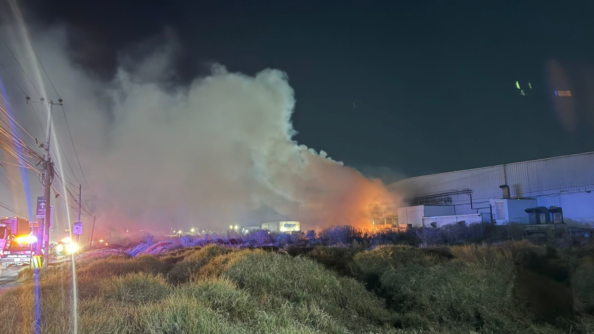 Bomberos controlan incendio en el Parque Industrial Toluca 2000.
