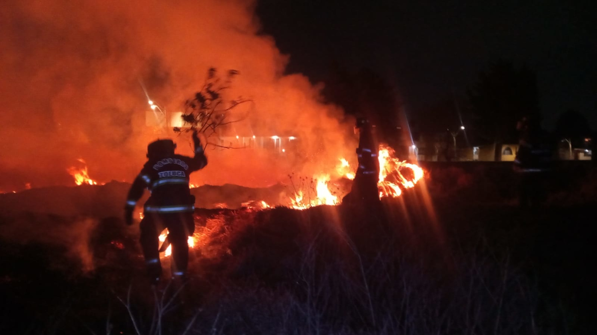 Incendio de pastizal moviliza a bomberos en zona industrial Toluca 2000