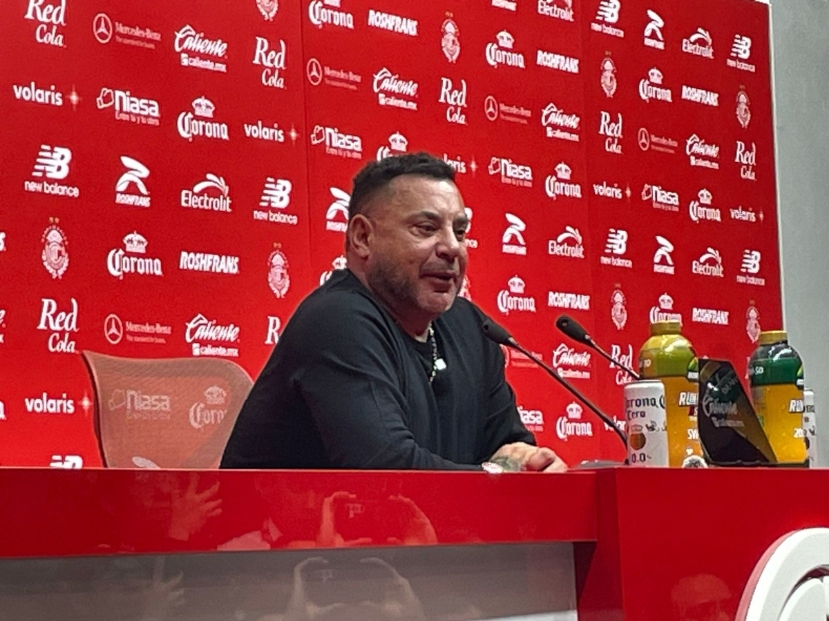 Antonio Mohamed en conferencia de prensa.