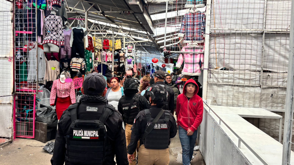 Operativo de seguridad en el Mercado Aviación-Autopan de Toluca.