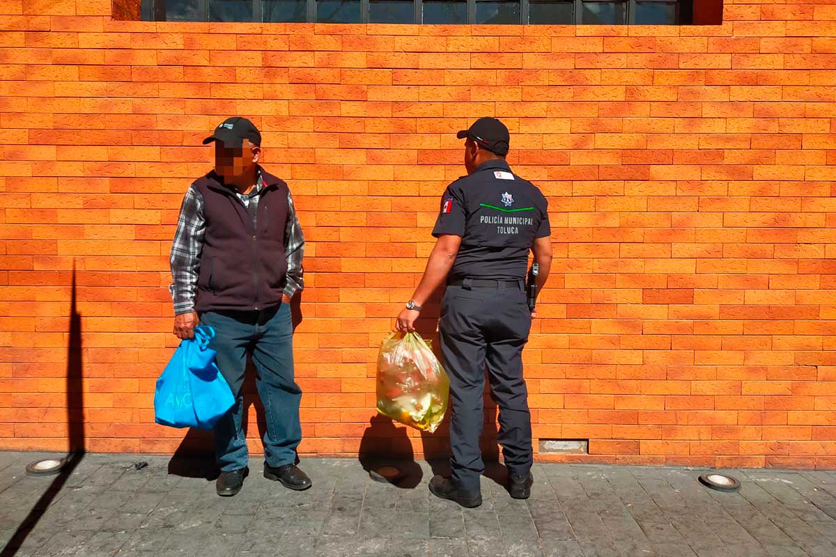 Persona remitidas al juez cívico en Toluca por tirar basura en la bía pública.
