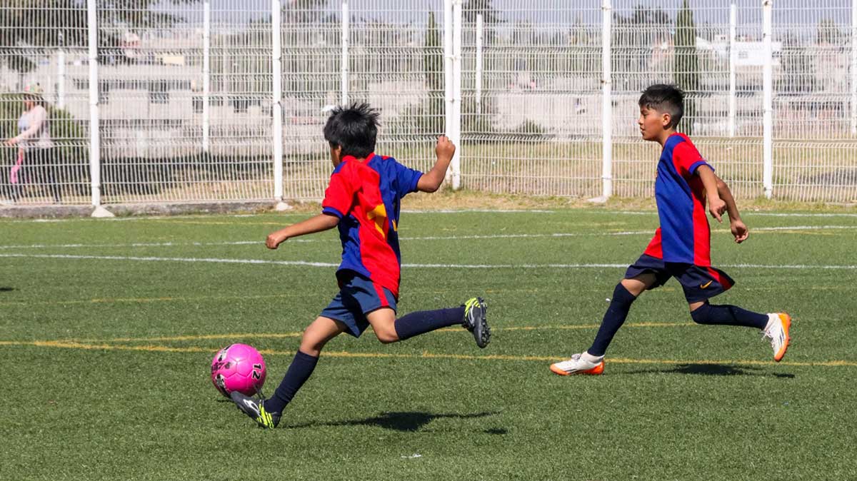 Niños jugando futbol para ser seleccionados al Mundialito de Barrios.