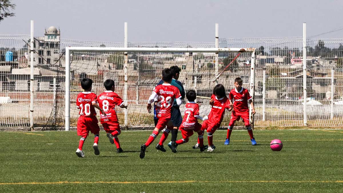 Niños jugando futbol para ser seleccionados al Mundialito de Barrios.