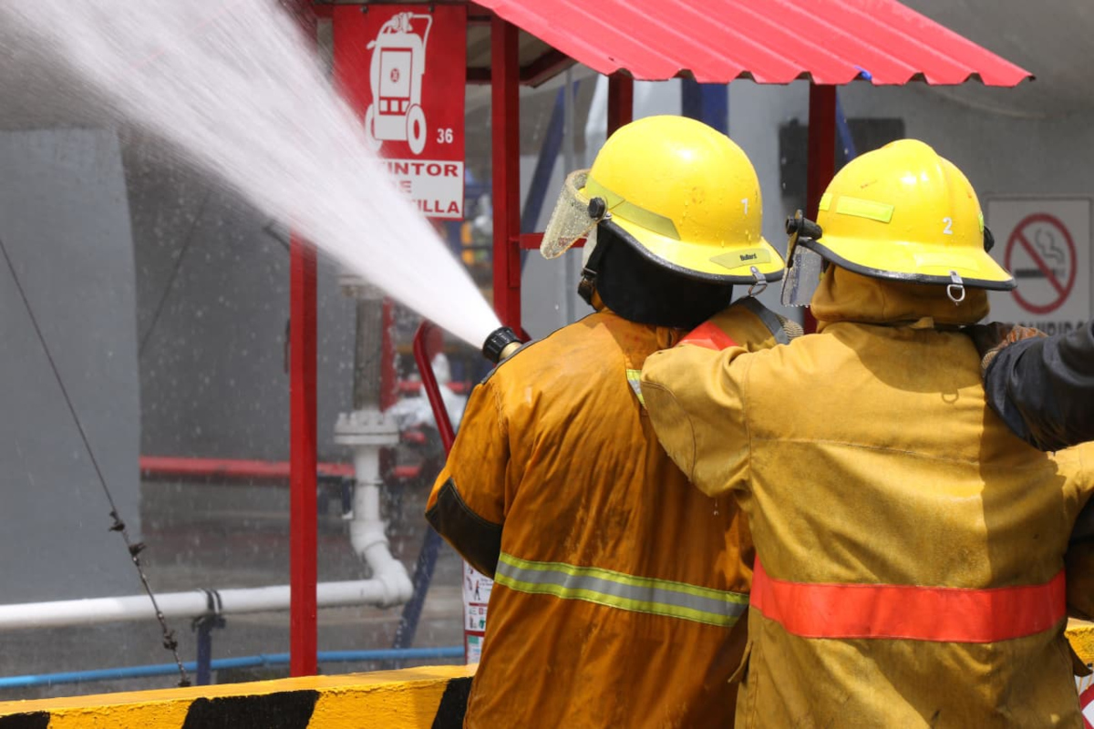 Ricardo Moreno reconoce labor heroica de bomberos tras incendio en San Pablo Autopan