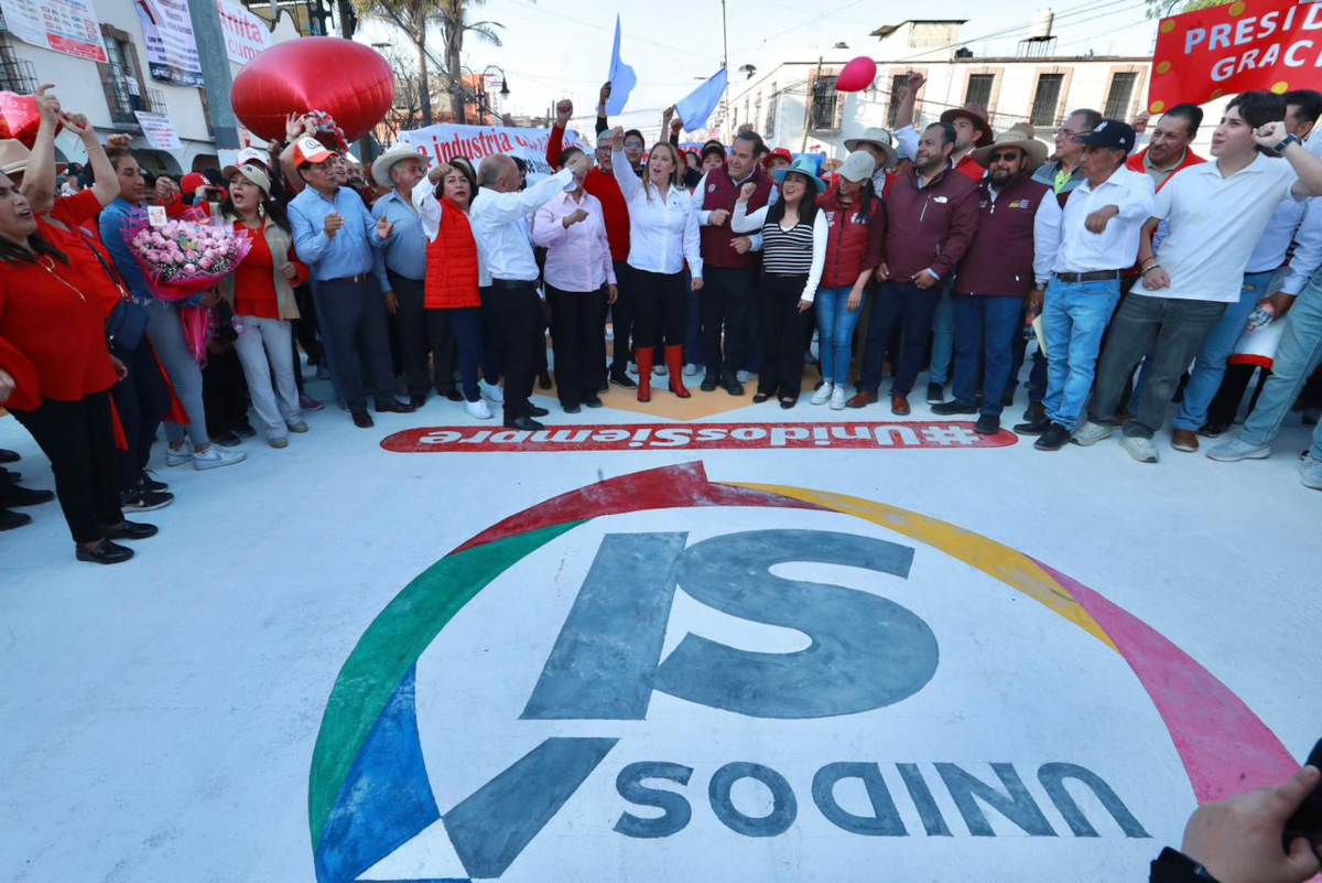 Ana Muñiz Neyra, presidenta municipal de San Mageo Atenvo inaugura obra historica.