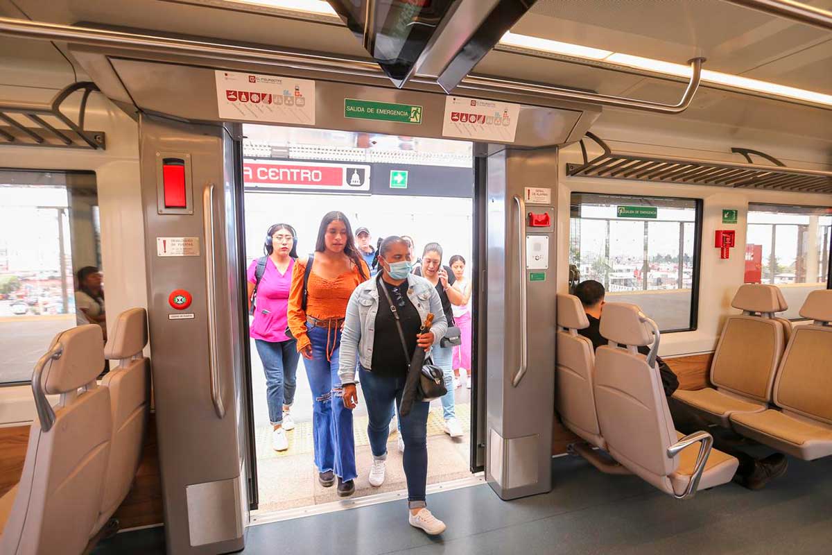 Usuarios del Tren Interurbano "El Insurgente".