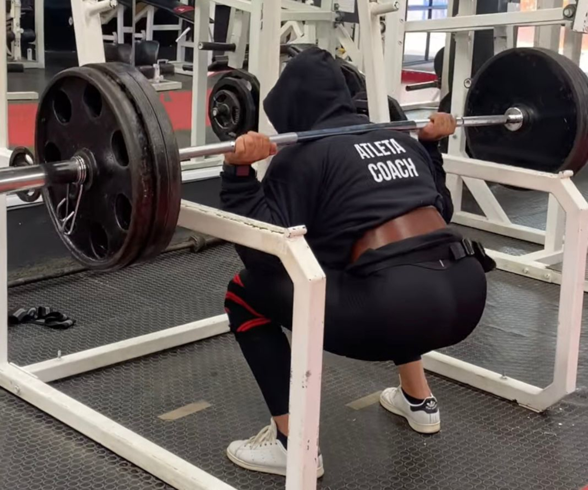 Persona en el gym haciendo rutinas de ejercicio en Zinacantepec.