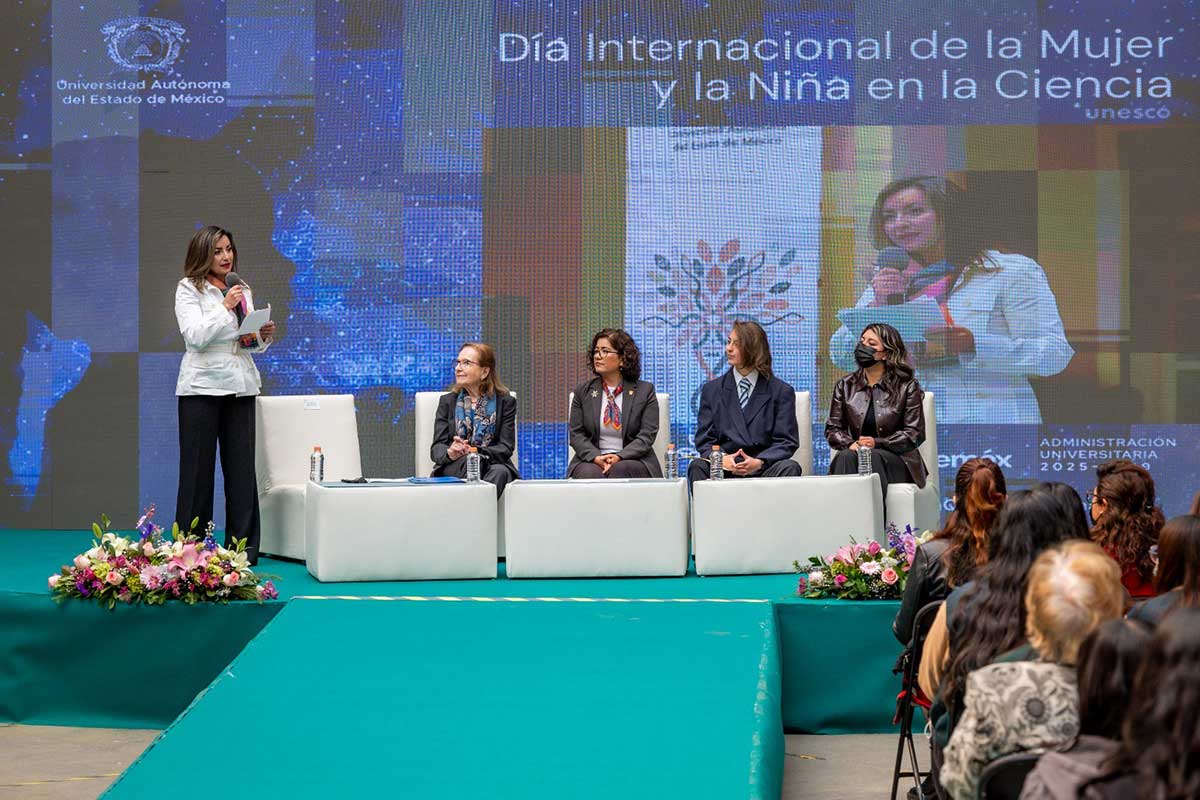 Conferencia de Ana María Cetto en la UAEMéx.
